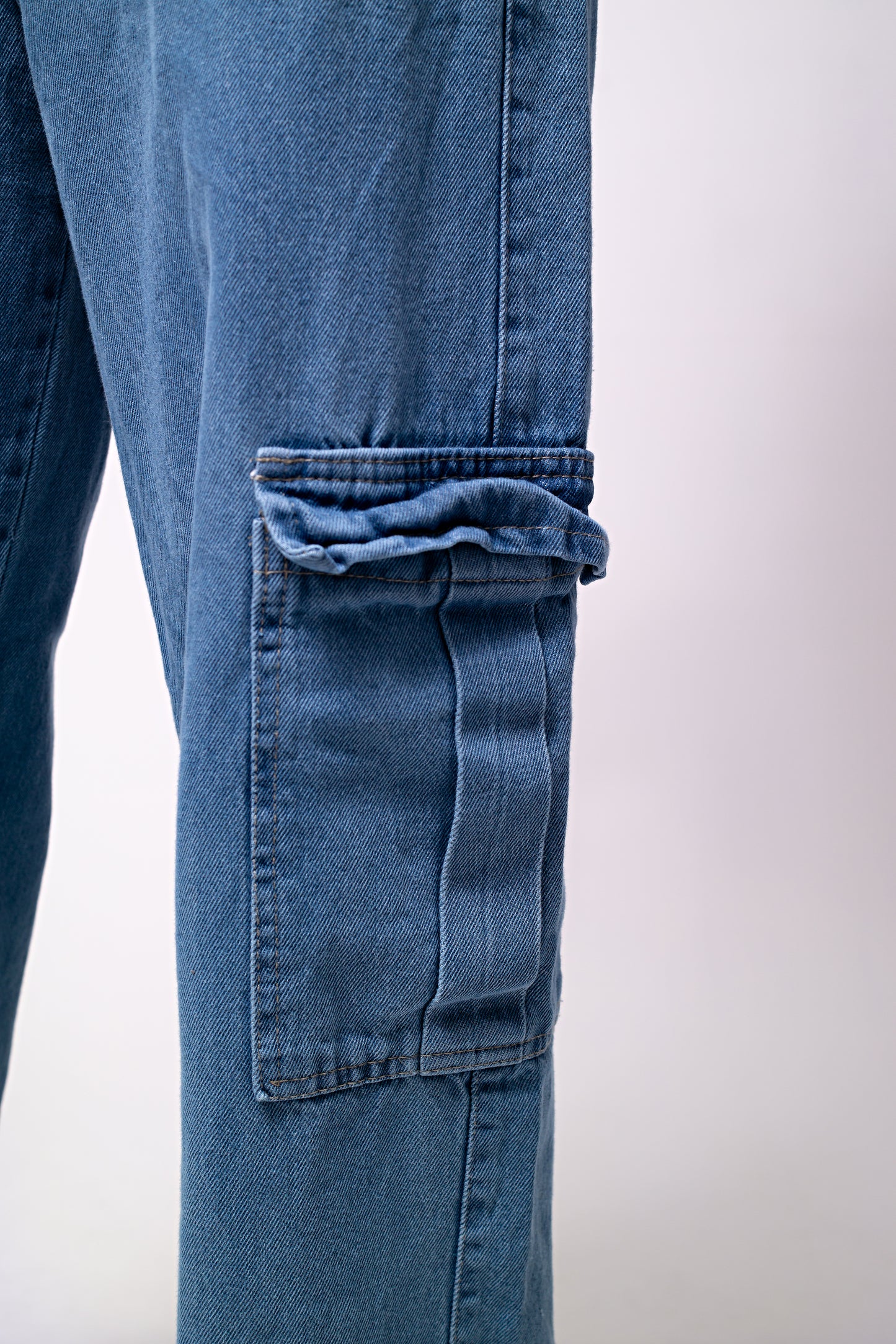 Calça cargo jeans clara